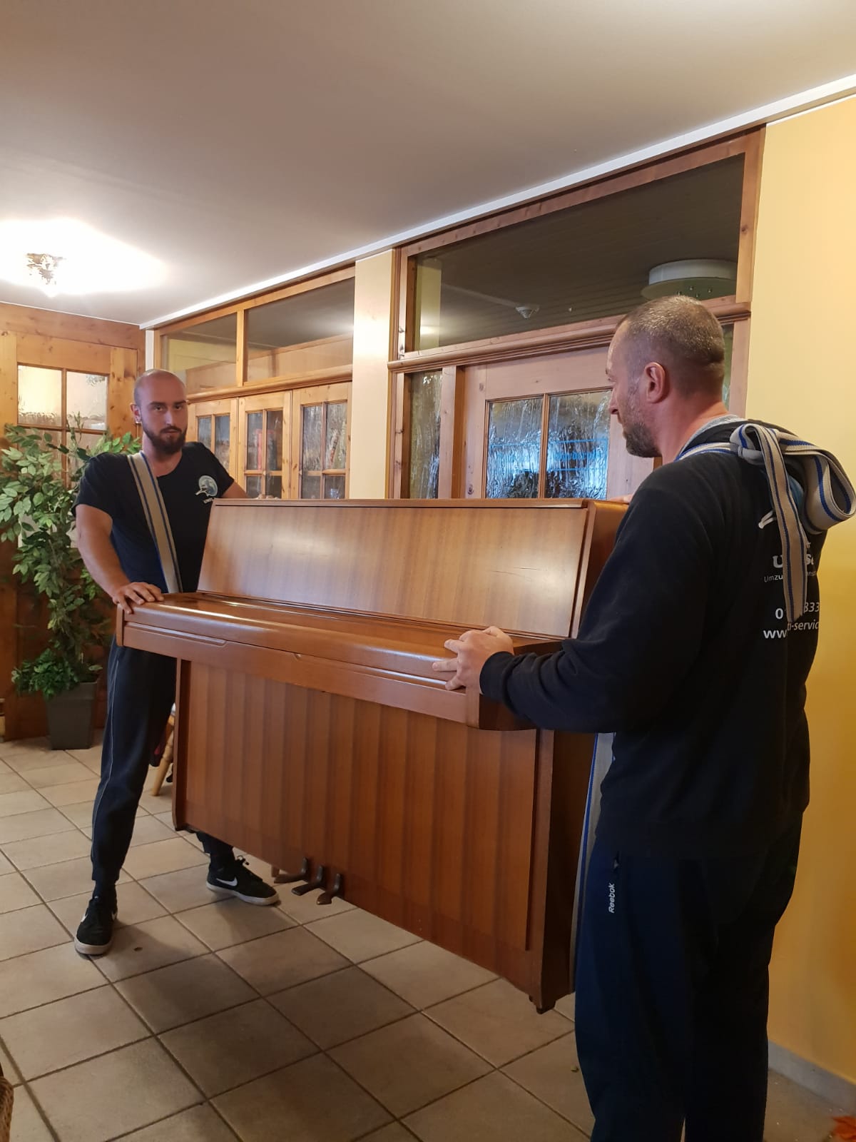 Der Chef, Herr Kalita, freut sich auf Ihre Anfrage.  - Unsere Kunden sind zufrieden. Das ist auch unsere Mission.  | Selber umziehen kann teuer werden  | Preiswert schnell günstige saubere Arbeit Umziehen Umzug Umzugsfirma UMTL Transport Haushaltsauflösung Gevelsberg  Schwelm  Ennepetal  Hagen  Solingen  Remscheid  Dortmund  Essen  Mettmann  Velbert Düsseldorf Velbert Hilden